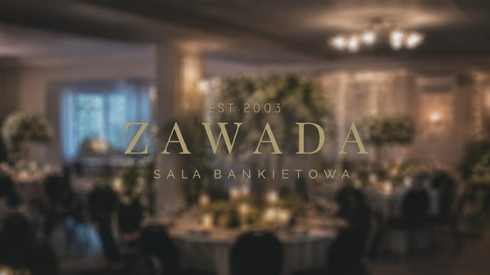 Jasna sala bankietowa przygotowana na eleganckie przyjęcie